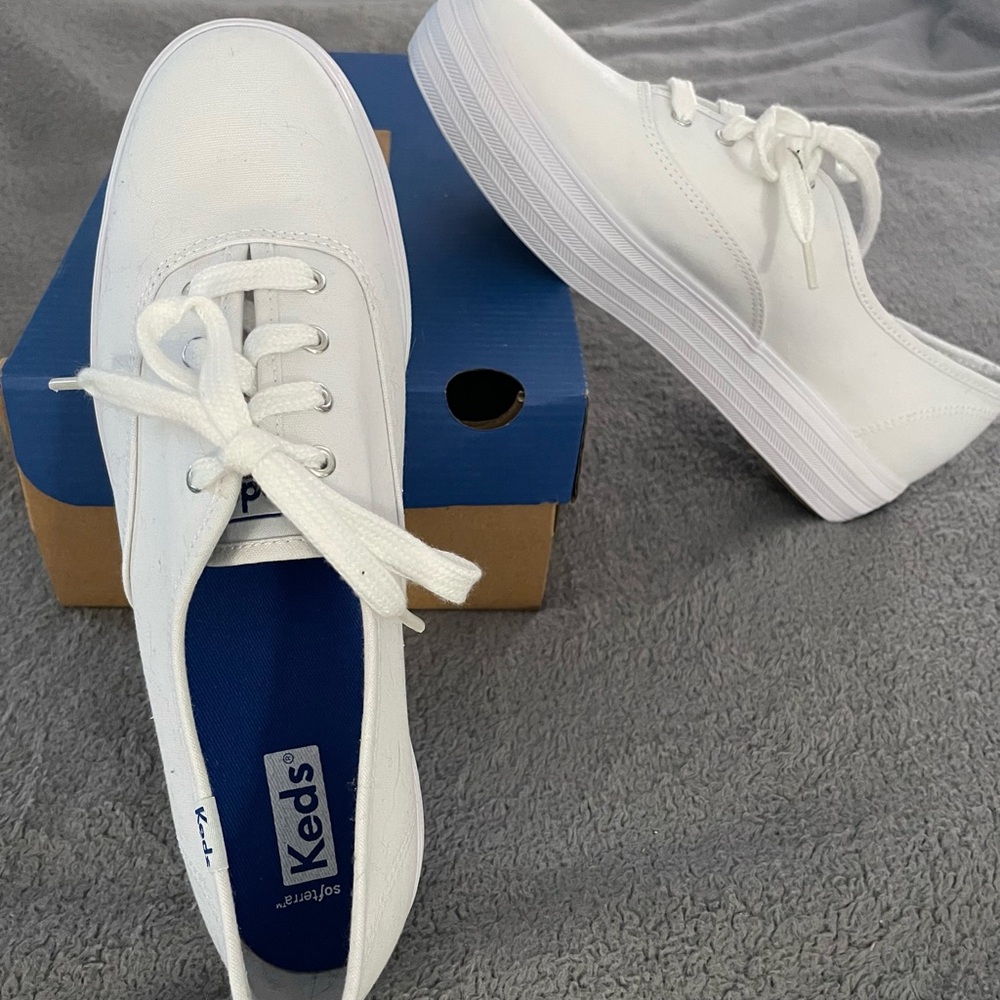 Keds Triple Kick White Canvas Platform
Sneakers WB49946 Gently Used Sz 8